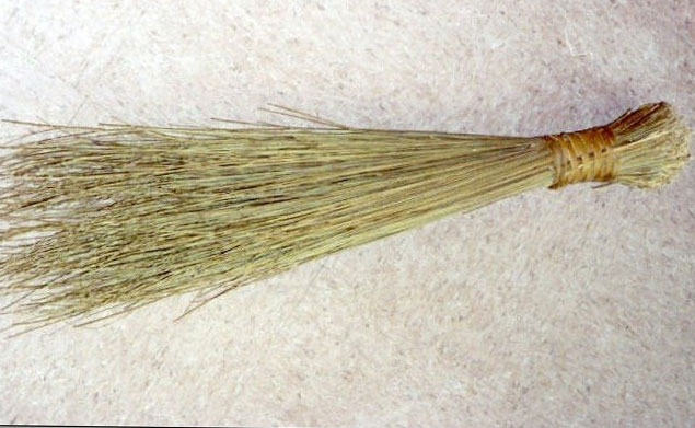Guca imyeyo significa literalmente (para cortar las escobas en kinyarwanda)
