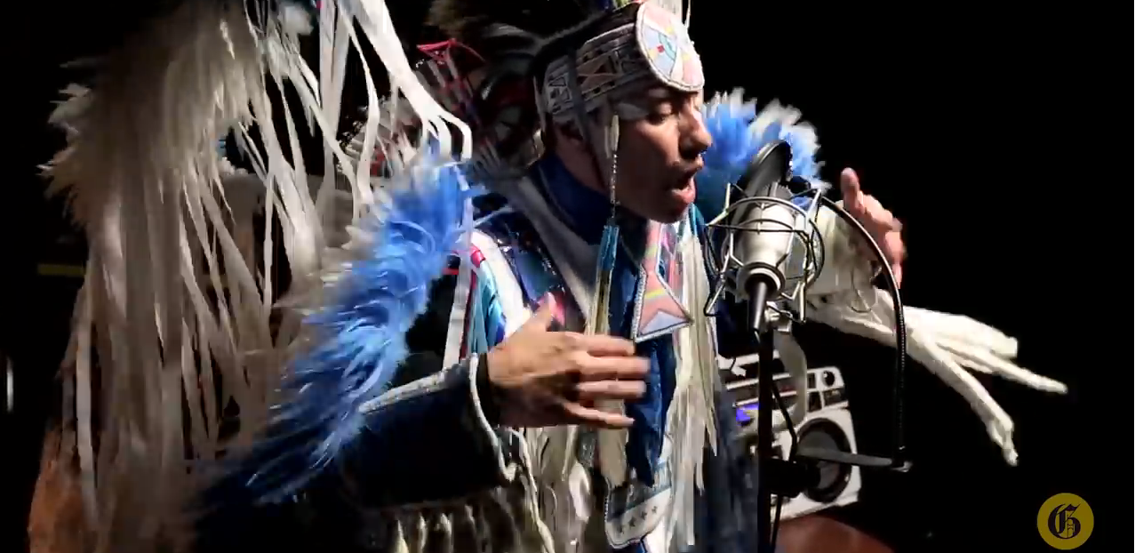 ネイティブアメリカンのラッパーが彼の培養liveをブレンド見る